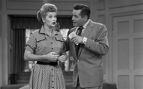  I Love Lucy - การผจญภัยของคู่รักสุดฮาและความบ้าคลั่งในยุค 50s!